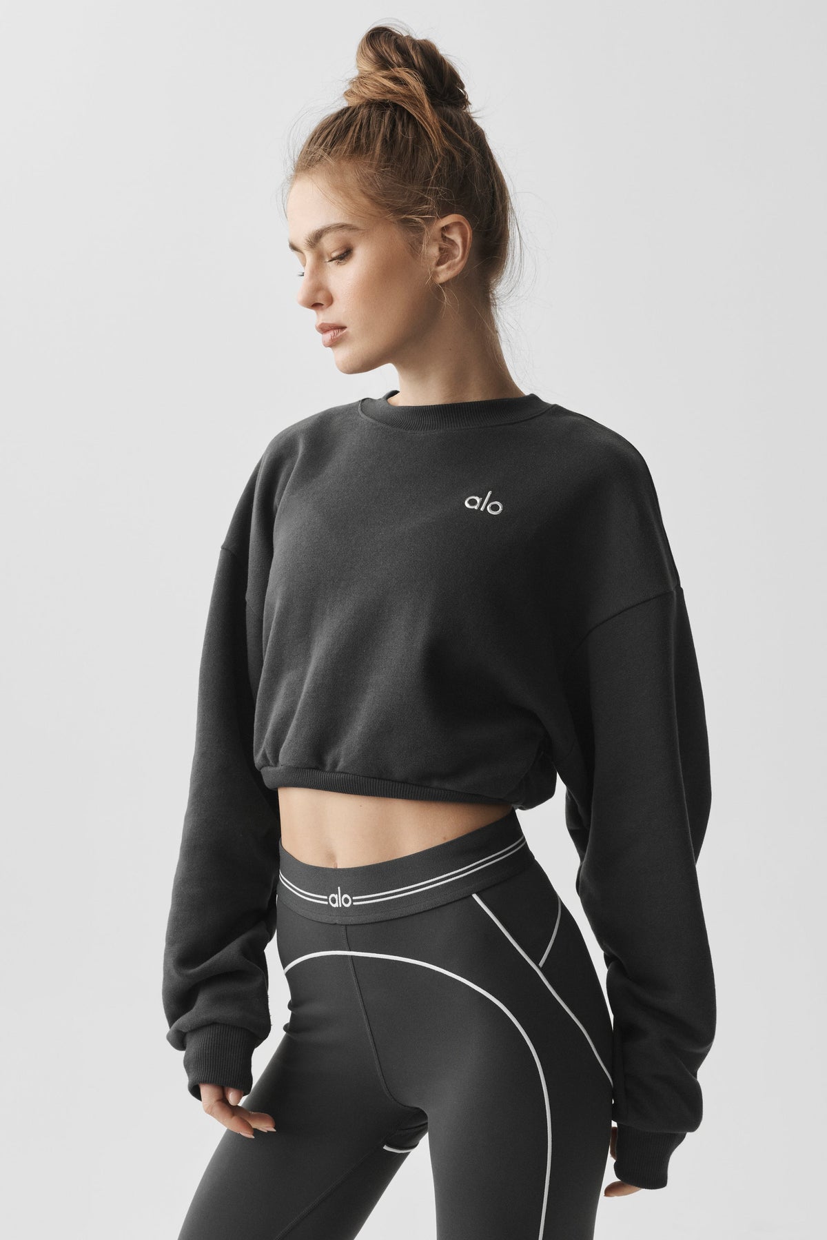 Cropped Accolade Crewneck - Anthracite