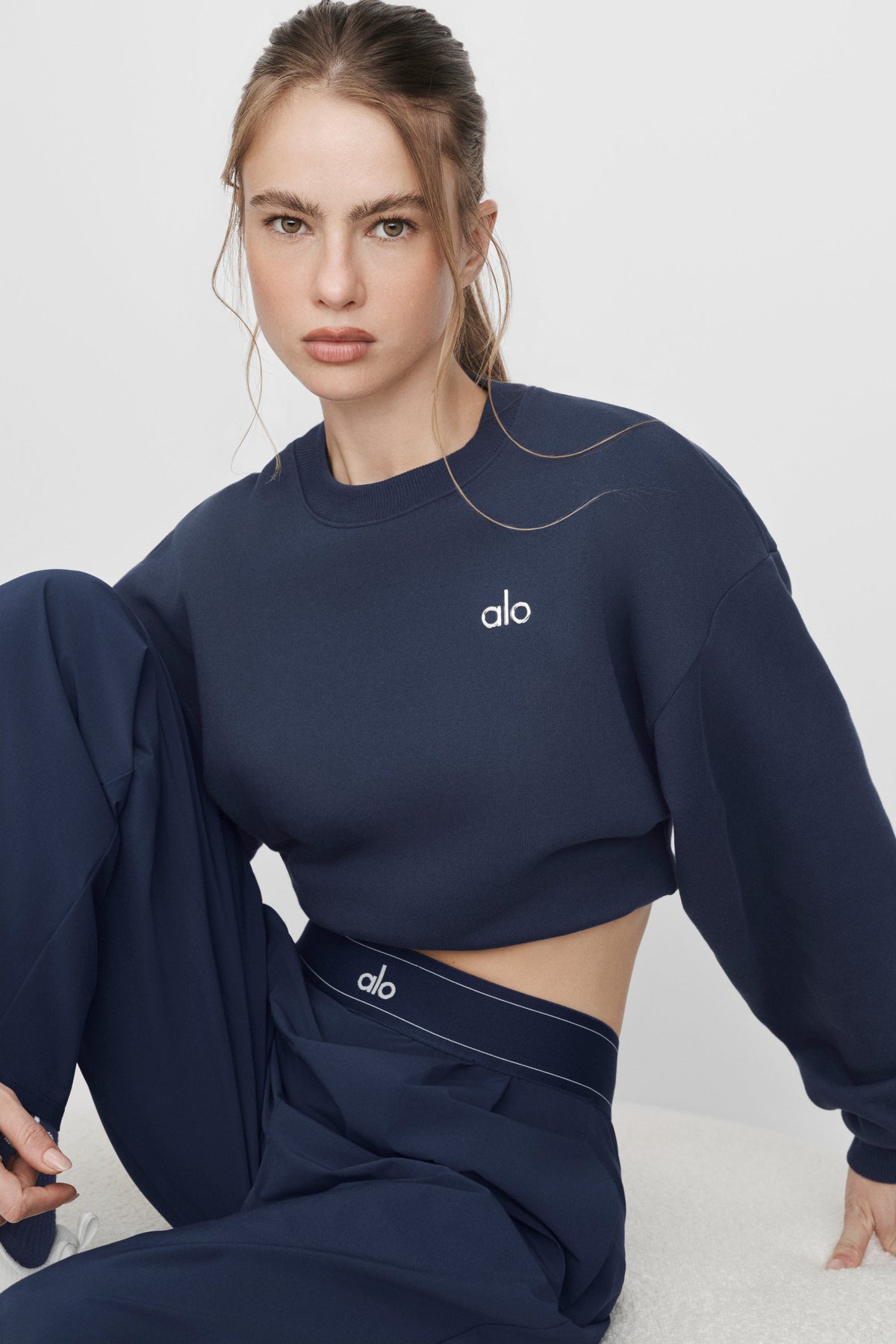 Cropped Accolade Crewneck - Navy