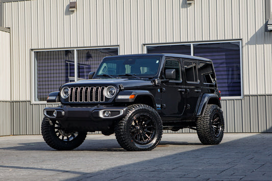 2025 Jeep Wrangler Sahara 4XE with a 2.5" Rough Country lift kit, 22x10 Fuel Piston wheels, and 35" Avix Trailtek R/T tires.
