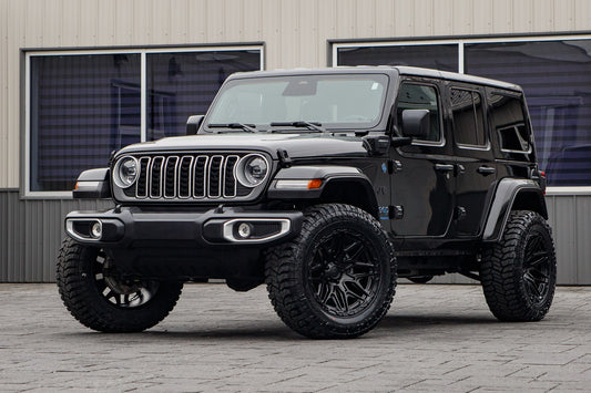 2025 Jeep Wrangler Sahara 4XE with a 2.5" Rough Country lift kit, 20x10 Fuel Injector wheels, and 35" Avix Trailtek R/T tires.