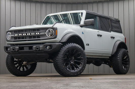 2023 Ford Bronco Wildtrak with a 2.5" Rough Country lift kit, 22x12 Fuel Twitch wheels, and 35" Fury Country Hunter R/T tires.