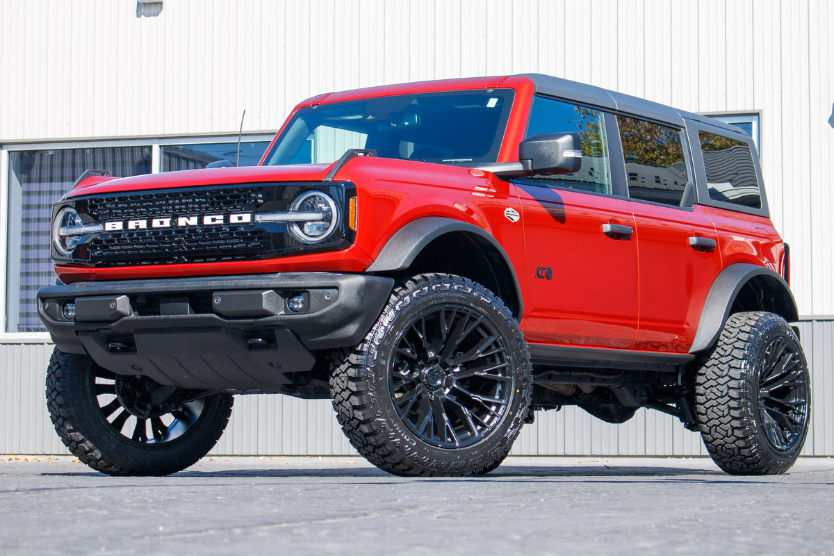 2022 Ford Bronco Wildtrak with a 2.5" Rough Country lift kit, 22x12 Fuel Rebar wheels, and 35" Fury Country Hunter R/T tires.