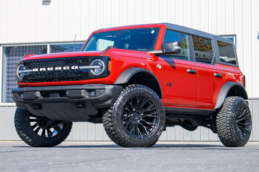 2022 Ford Bronco Wildtrak with a 2.5" Rough Country lift kit, 22x12 Fuel Rebar wheels, and 35" Fury Country Hunter R/T tires.