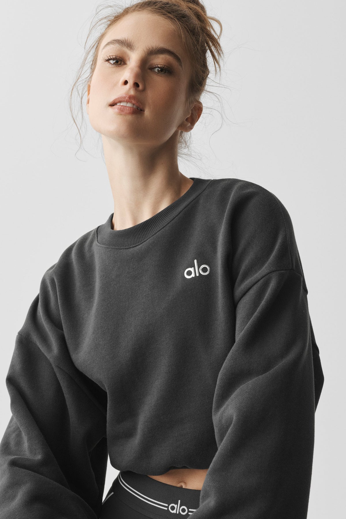 Cropped Accolade Crewneck - Anthracite