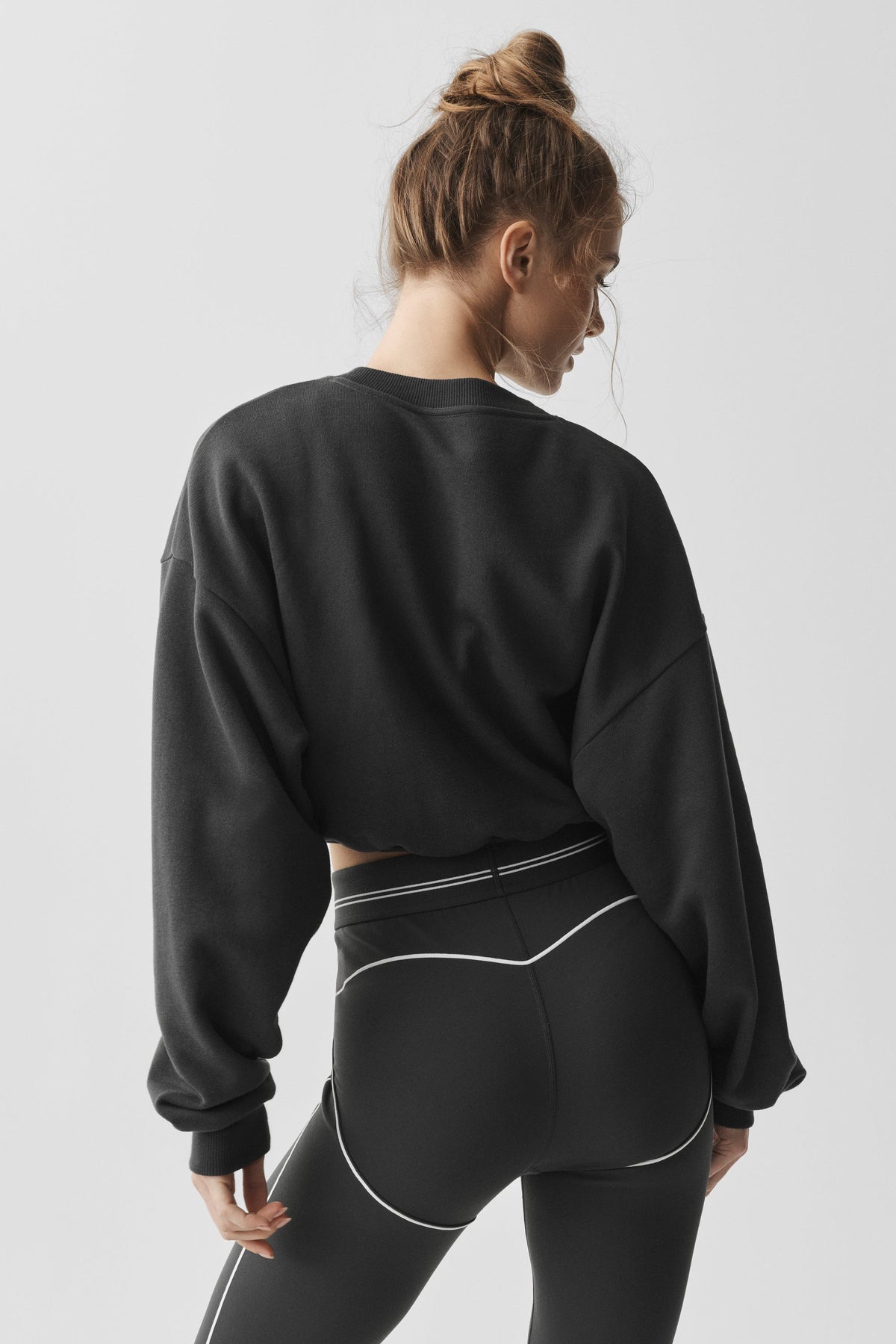 Cropped Accolade Crewneck - Anthracite